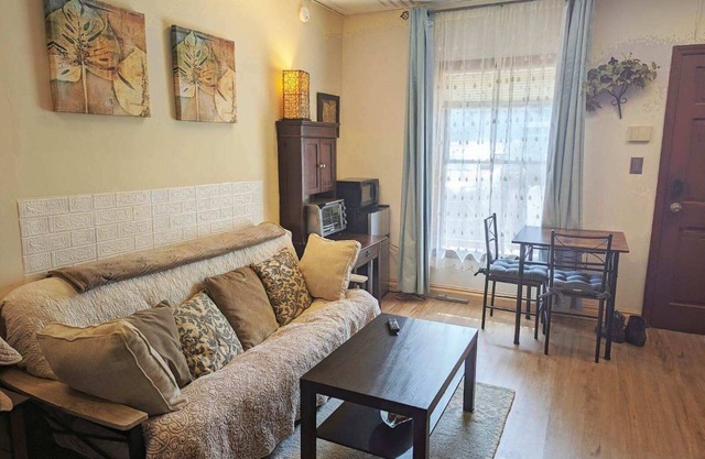 Cozy 1-bedroom king suite in walkable uptown area. Quiet & Private. Free parking