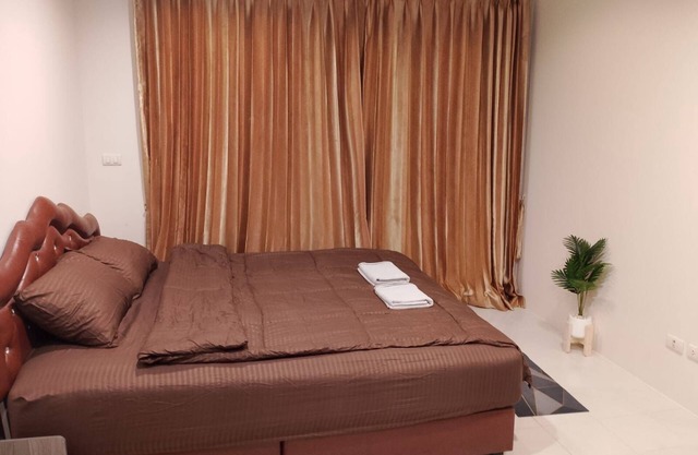 Cozy 1-bedroom mountain view condo with AC and WiFi in charming Panwa