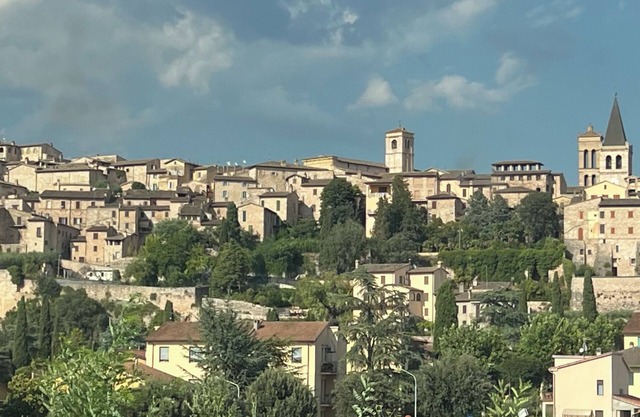 Cozy 1-bedroom retreat in Spello with charming décor and historic beauty!