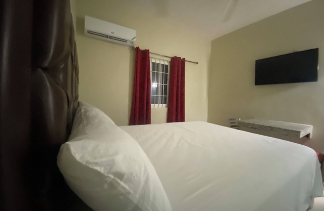 Cozy 1-bedroom with WiFi and AC in charming Kingston