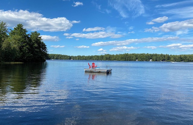 Cozy 1 BR, 1 Loft. 1 Bath Cottage 50’ from Lake