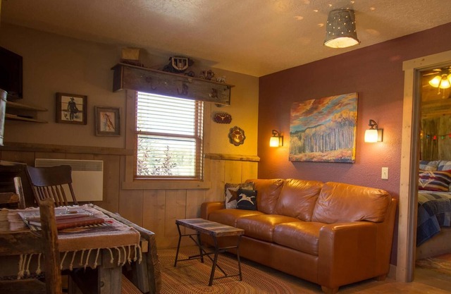 Cozy 1 BR with a Pullout Sofa bed and Kitchenette