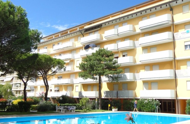 Cozy 1 bedroom apartment with shared pool and lift