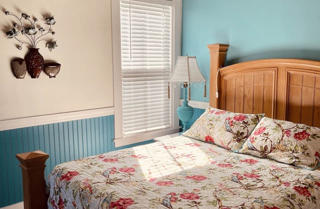 Cozy 1890 Cottage Studio with Hot Tub and Fire Pit in Downtown Kennebunk