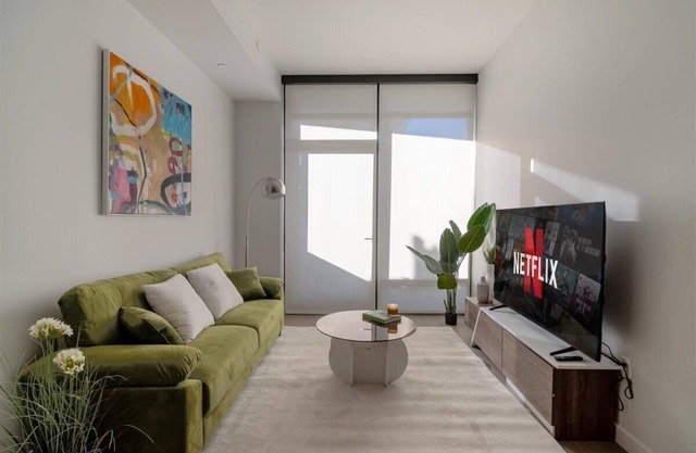 Cozy 1BDR apartment located in 5 min walking to the Walk of Fame
