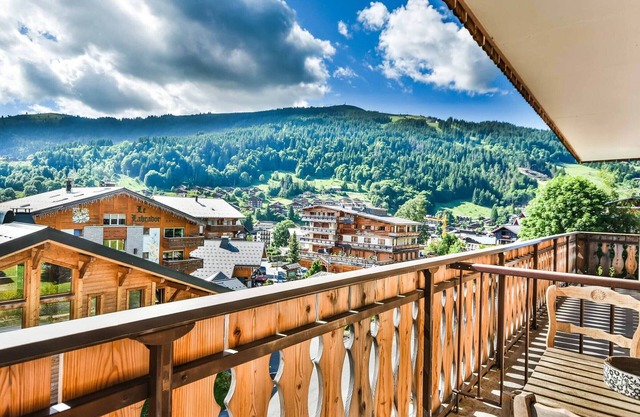 Cozy 1BR + Alcove, Balcony, Near Slopes and Town, Sleeps 6