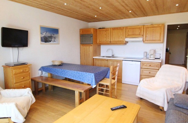 Cozy 1BR Apartment for 6 with Balcony, Parking, and Ski-In/Ski-Out Access - L'Alpe d'Huez
