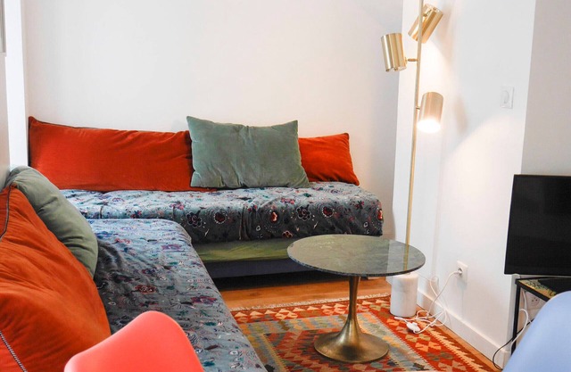 Cozy 1BR Apartment Near Beach, Shops & Ferry at Le Palais – Pet Friendly, WiFi, Modern Amenities