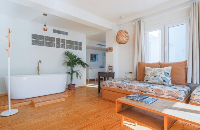 COZY 1BR APT RECENTLY RENOVATED IN CITY CENTRE