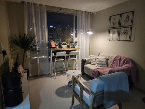 Cozy 1BR Corner with Panoramic City Skyline View