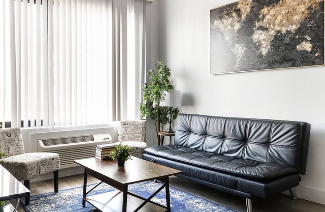 Cozy 1BR Next to Airport 8613