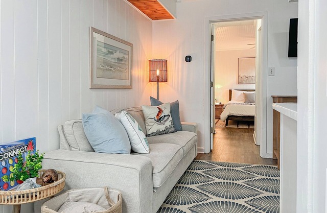 Cozy 1BR w/King Bed, Pets OK, Walk 2 Food+Shops