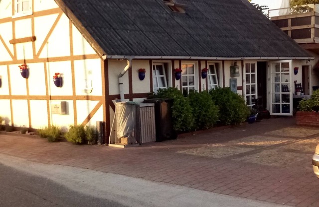 Cozy 1st floor flat with own entrance. 150 m. to the harbor & beach. Wi-fi