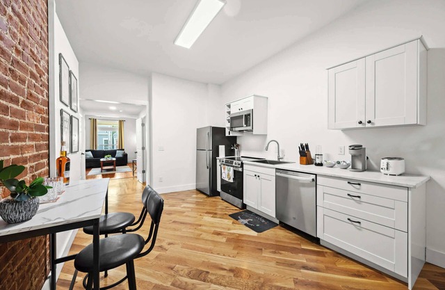 Cozy 1st-Floor Flat: 2BR, Backyard, Free Parking