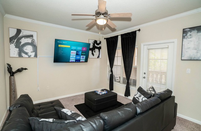 Cozy 2/1 Bedroom Luxury Condo, mins from Downtown, Airport, Beaches.