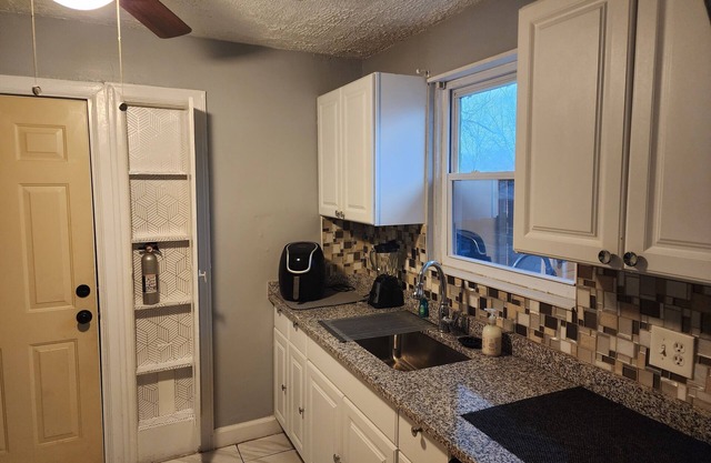 Cozy 2 B/R sleeps 5, 10 minutes from downtown and 20 minutes from DTW airport.