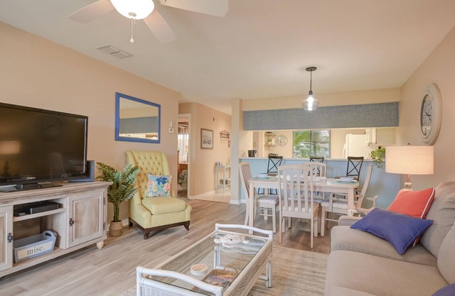 ☀️Cozy 2 Bed 2 Bath, Ground Floor w/Lake View 10 Mins to Airport/Pool & Jacuzzi