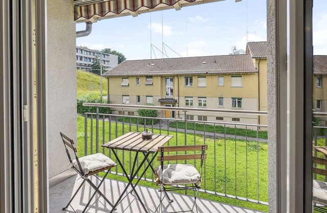 Cozy 2-Bed Apartment in Zürich with Essentials