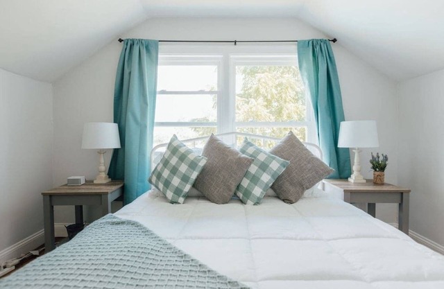 Cozy 2 Bed Apartment Near Downtown Bristol