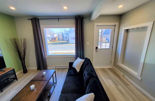 Cozy 2 Bed Apt with Fiber internet near waterfront