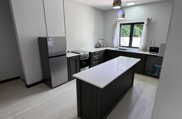 Cozy 2 bed-room house with beautiful front yard; 15 minutes to the beach.