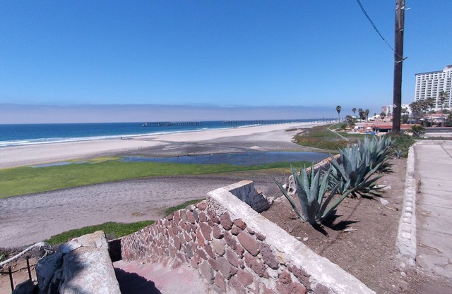 Cozy 2-bedroom house in Rosarito with WiFi, beach access and swimming pool