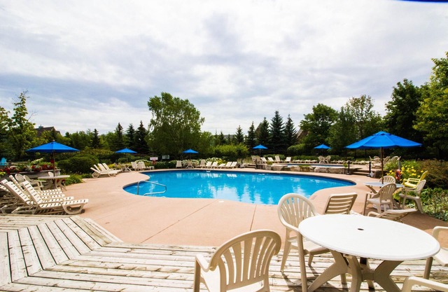 Cozy 2 bedroom condo Sleep 6, Free Wifi , Main Level access !