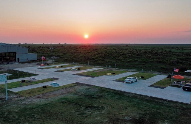 Cozy 2-bedroom RV ACROSS FROM THE BEACH in Terrific Bolivar Peninsula w/WiFi, AC