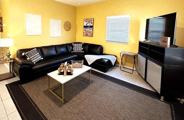 Cozy 2 Bedroom 1 Bathroom Downtown Bungalow