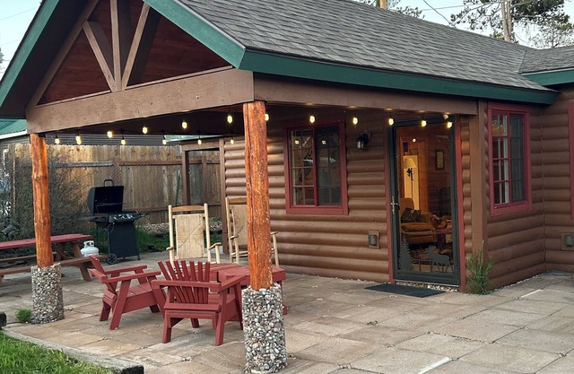 Cozy 2-bedroom 2-bath cabin with WiFi. 10 minutes from RMNP west entrance!