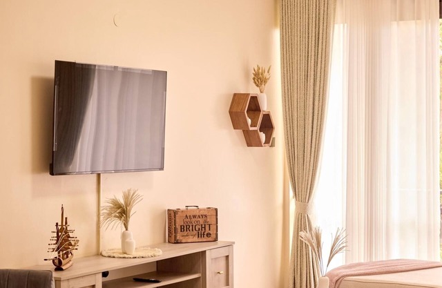 Cozy 2-bedroom apartment in welcoming Bwebajja Dundu with WiFi, AC - 004