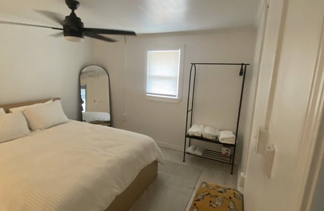 Cozy 2-bedroom apartment in welcoming Warner Robins with WiFi, AC