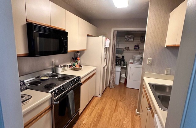 Cozy 2-bedroom apartment in charming Fayetteville with AC, WiFi