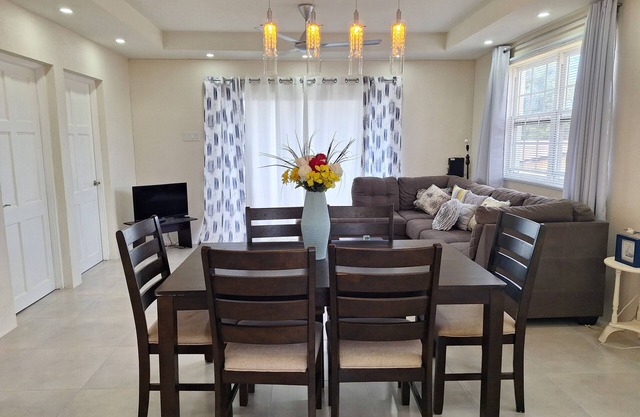 Cozy 2-bedroom apartment in lovely Rendezvous with AC, WiFi