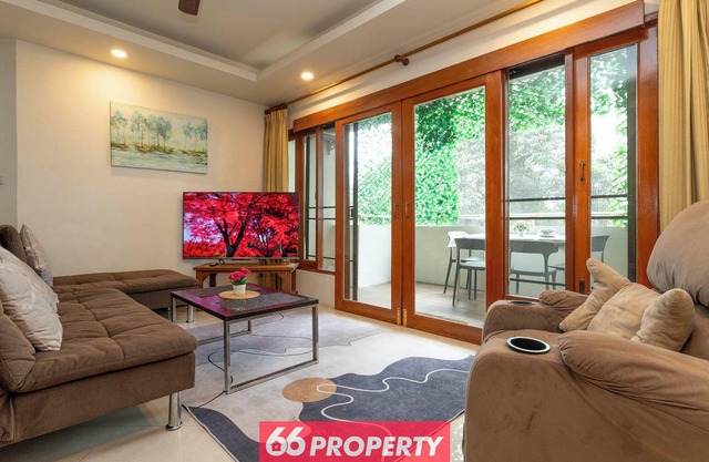 Cozy 2-bedroom apartment with Balcony and Pool near Train Station