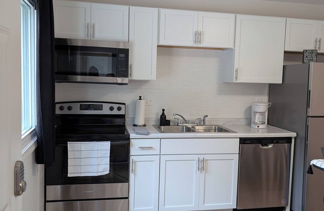 Cozy 2-bedroom apartment in welcoming Sandwich with AC