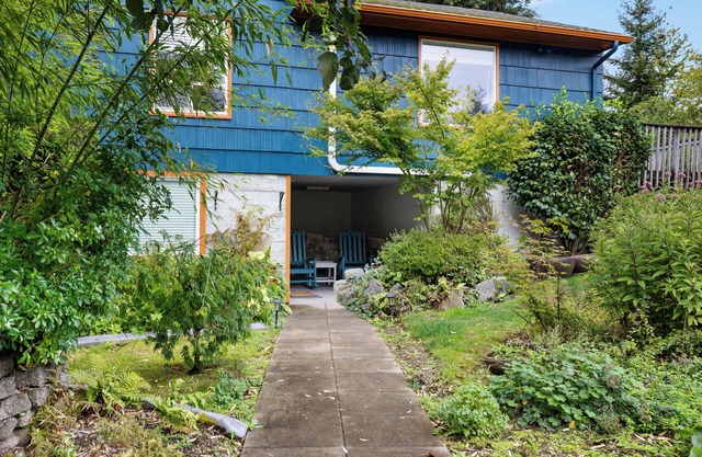 Cozy 2-bedroom apartment in park like setting with WiFi, pet friendly