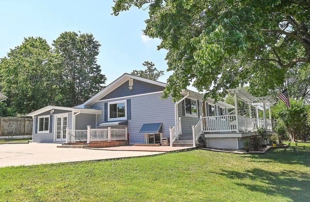 Cozy 2-bedroom apt near Old Town and Metro with deck and fitness room