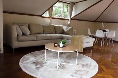 Cozy 2 bedroom apt with views