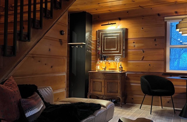 Cozy 2-bedroom cabin in charming Lake Arrowhead with full kitchen and WiFi
