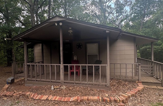 Cozy 2-bedroom cabin with WiFi, AC in charming Murfreesboro on Lake Greeson.