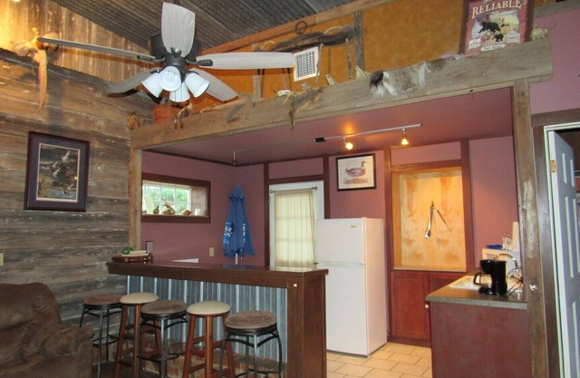 Cozy 2-bedroom cabin in front of the lake!