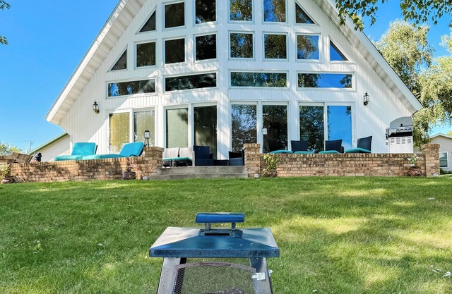 Cozy 2-bedroom cabin in serene Dent with AC, WiFi