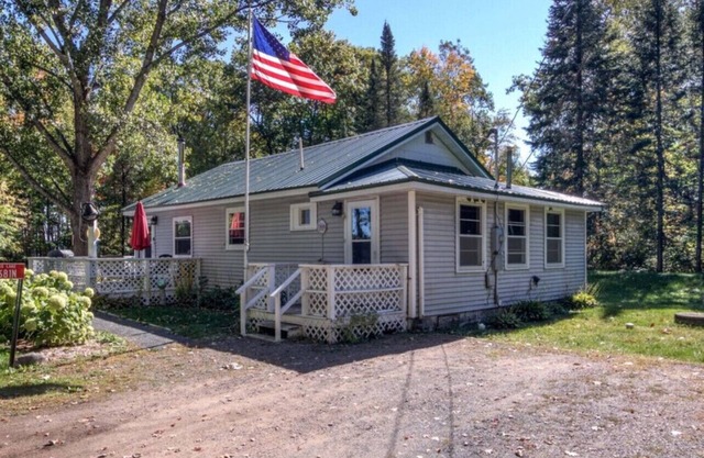 Cozy 2-bedroom cabin in the beautiful Northwoods on Lac Courte Orielles Lake!