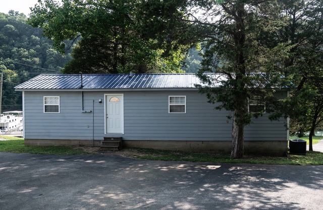 Cozy 2-bedroom cabin/w Slip on Dale Hollow Lake in Albany, KY
