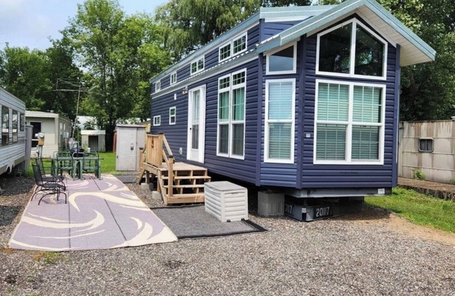 Cozy 2-bedroom campground in charming Larsen with AC