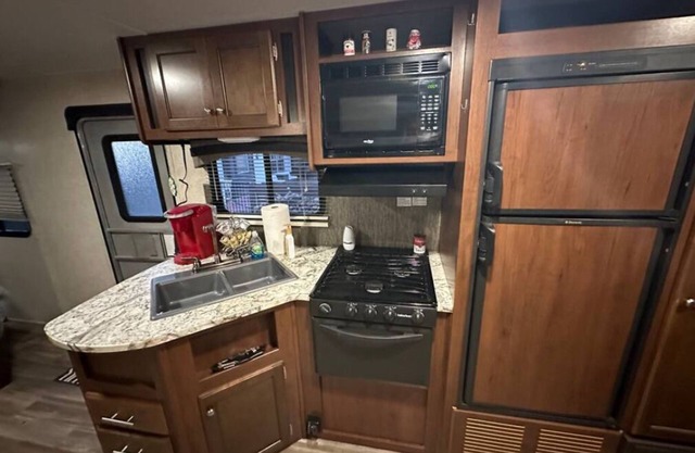 Cozy 2-bedroom caravan in nice Cleburne with AC, WiFi