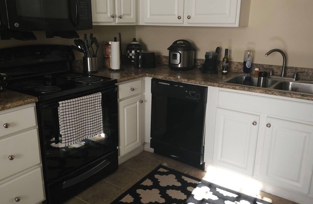 Cozy 2-bedroom condo in charming Mid City Baton-Rouge, close to LSU, shopping