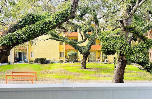 Cozy 2-bedroom condo on the water in Mary Esther