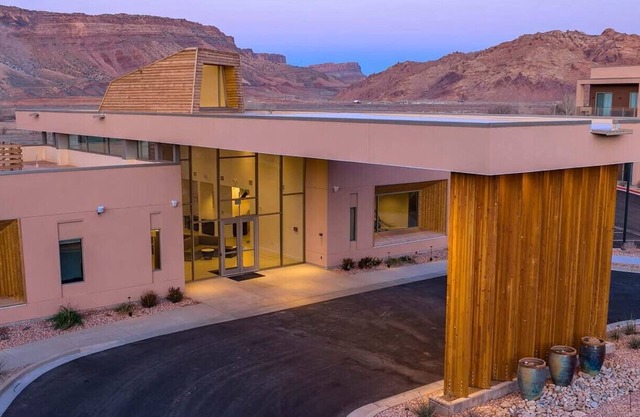 Cozy 2-bedroom condo with spectacular views in amazing Moab with AC and pool.
